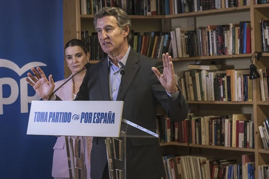 El presidente del PP, Alberto Núñez Feijóo (c), durante su visita a Formentera.