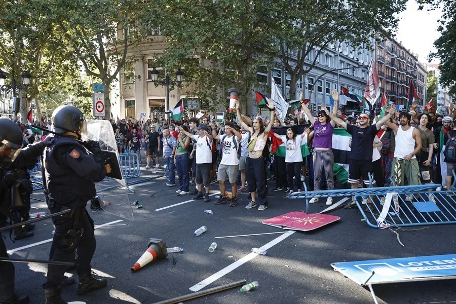 Los manifestantes propalestinos cortan el recorrido de los ciclistas en el Paseo del Prado