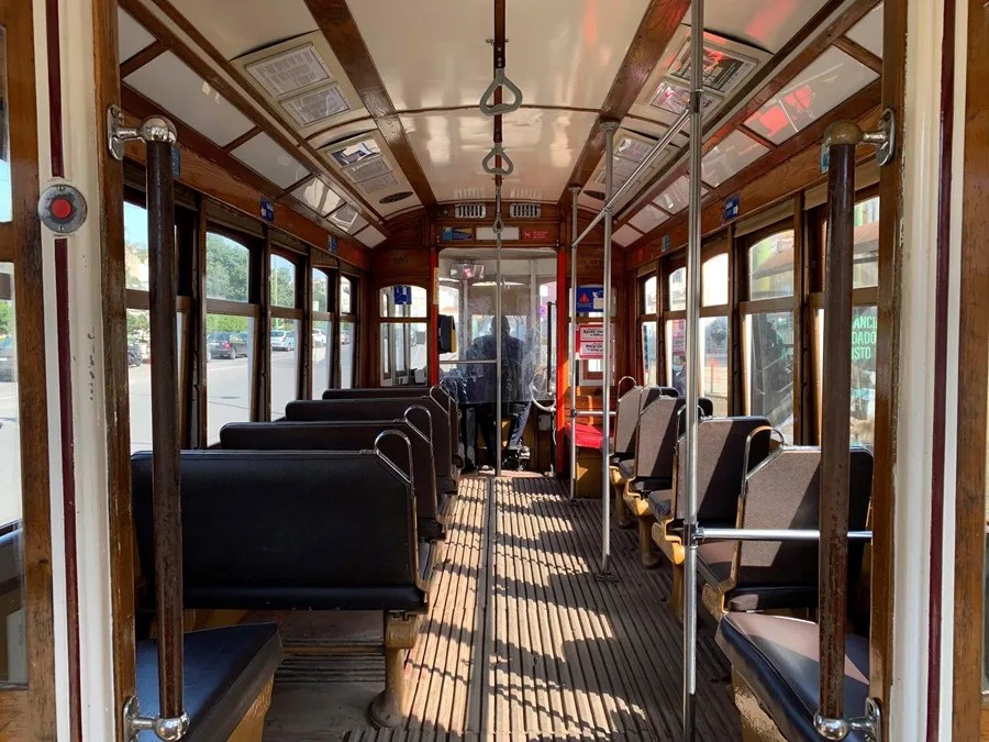 Inaugurado en 1885, el Ascensor de la Gloria (Elevador da Glória), el funicular que este miércoles se descarriló dejando 15 muertos y 18 heridos, es una de las atracciones turísticas del centro de Lisboa.