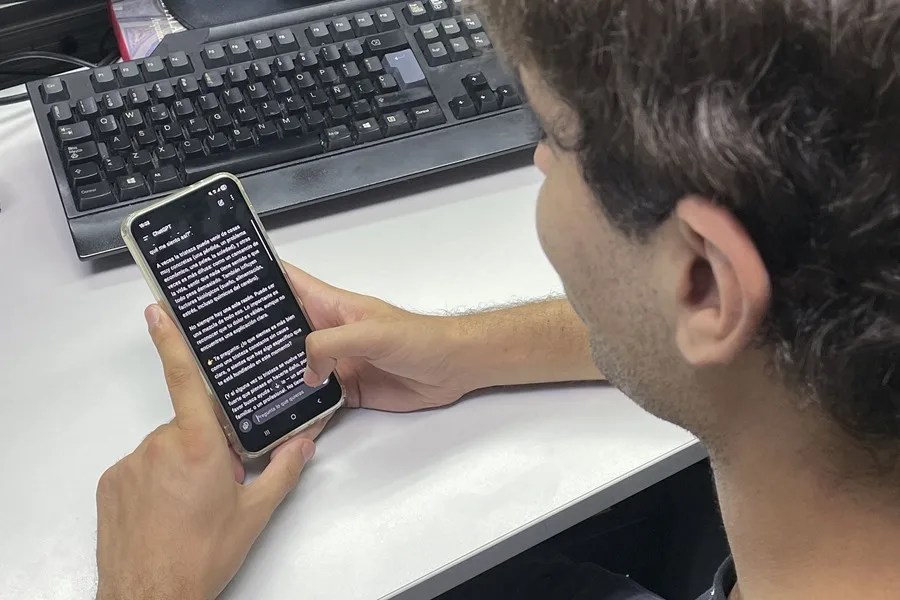 Un joven consulta una herramienta de IA.