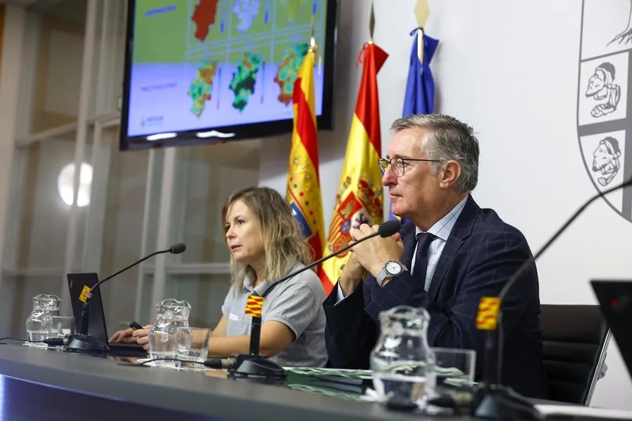 El consejero de Medio Ambiente y Turismo, Manuel Blasco (d), y la jefa de servicio de Gestión de los Incendios Forestales y Coordinación, María Isabel Ureta (i), en la rueda de prensa de hoy.