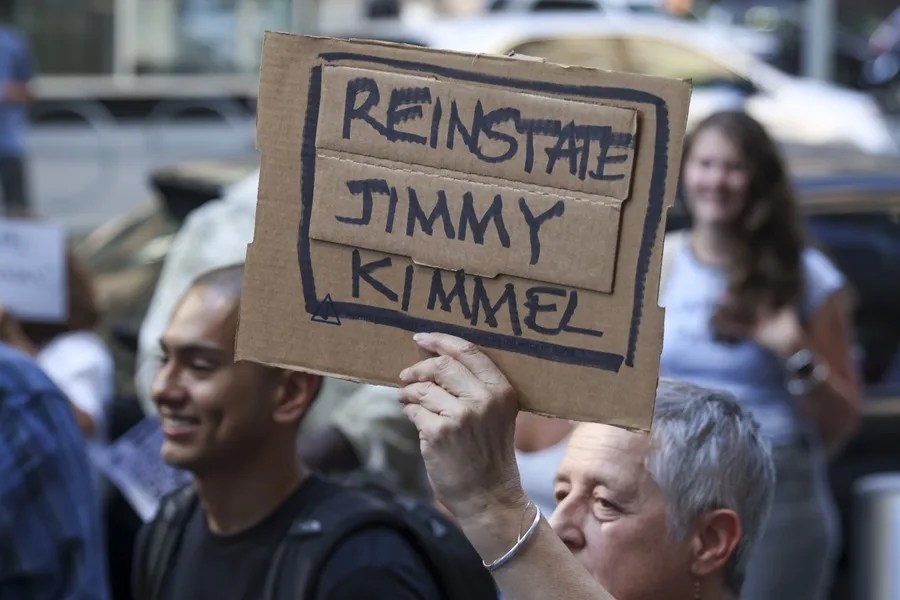 Personas protestan frente a las oficinas de ABC en reacción a la suspensión del presentador estadounidense Jimmy Kimmel de su programa nocturno