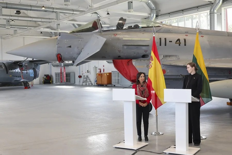 La ministra española de Defensa, Margarita Robles, y su homóloga lituana, Dovilë Sakalienë (d), ofrecen una rueda de prensa