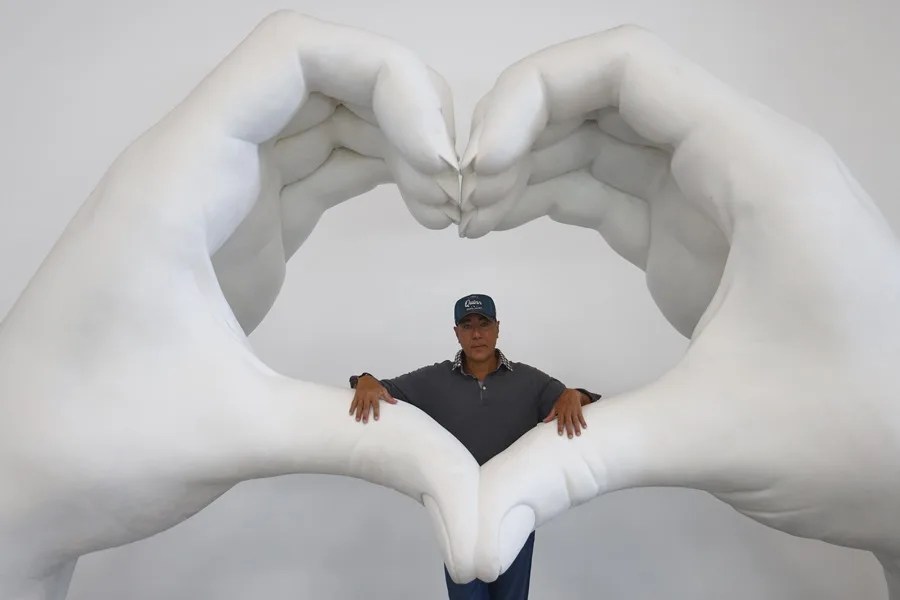 ESCULTOR LORENZO QUINN