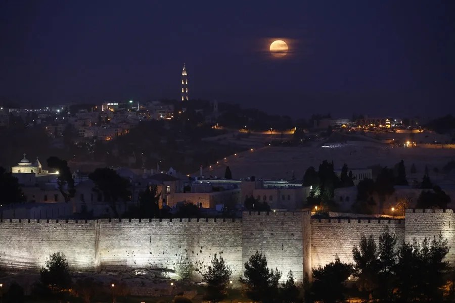 La luna se eleva sobre Jerusalén (Israel)