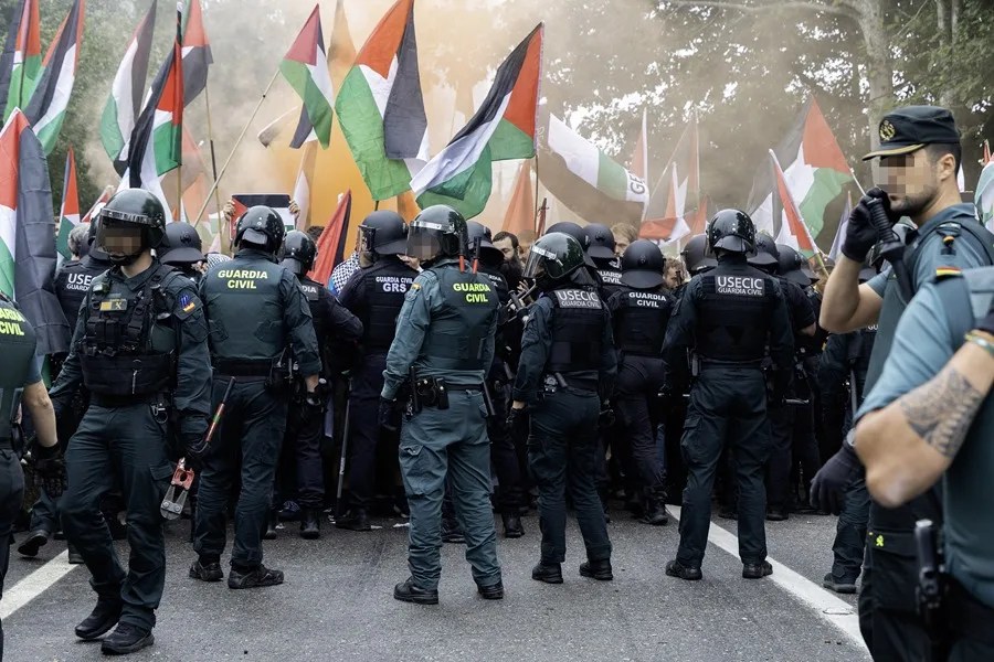 Agentes de la Guardia Civil y la Policía Nacional intervienen debido a la manifestación de numerosas personas que se concentran en el Alto de San Cosme