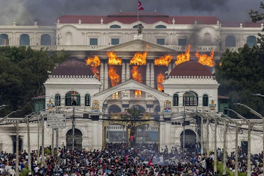 Fuego y humo se elevan desde el Palacio Singha Durbar, sede del gobierno y el parlamento