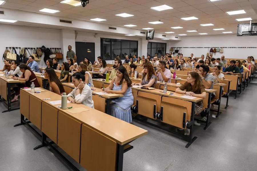 Unos opositores esperan para comenzar su prueba