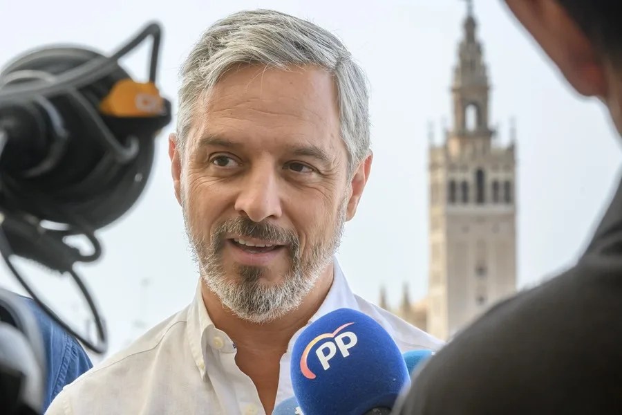 El vicesecretario de Hacienda, Vivienda e Infraestructuras de la Junta de Andalucía, Juan Bravo, atiende a los medios de comunicación en Sevilla.