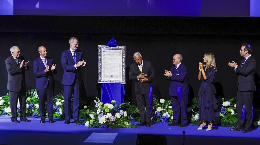 El rey Felipe VI (3i) entrega al presidente del Consejo Europeo, Antonio Costa (c), el premio Fórum Europa 2025 este lune