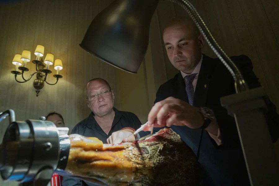 El gestor de marca de jamón iberico Joselito, José Gómez, hace una demostración del corte