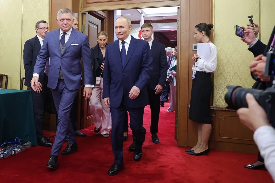 El presidente ruso, Vladímir Putin (centro), se reúne con el primer ministro eslovaco, Robert Fico (izq.), en la Casa de Huéspedes de Estado Diaoyutai en Pekín