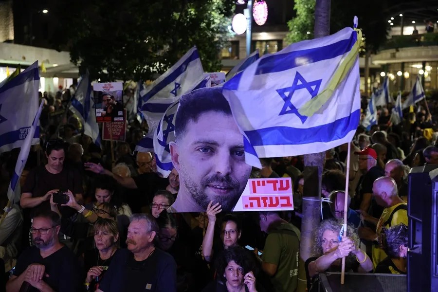 Familiares y simpatizantes de los rehenes israelíes retenidos por Hamás en la Franja de Gaza participan en una protesta