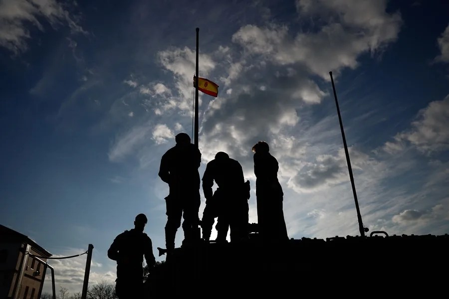 Soldados españoles, en un vehículo en una base.