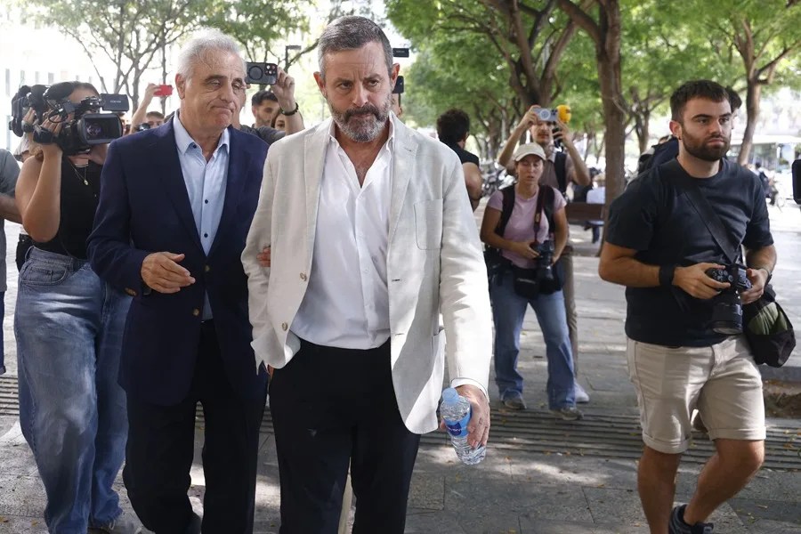 El expresidente del FC Barcelona Sandro Rosell, a su salida de la Ciudad de la Justicia de Barcelona. EFE/Quique García