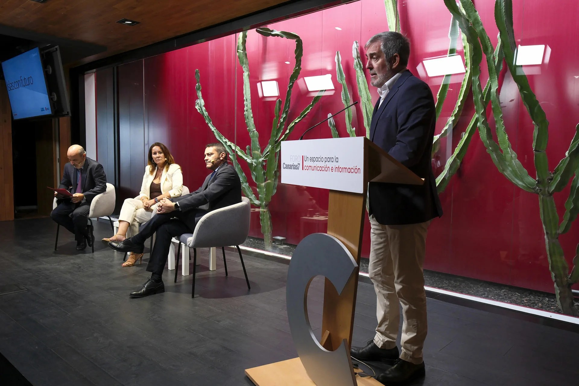 Los presidentes de los Cabildos de Fuerteventura, Lola García (2i), y Lanzarote, Oswaldo Betancort (2d), han participado este lunes en el foro 'Islas con futuro' que organiza el diario Canarias 7, presentados por el presidente de la comunidad autónoma, Fernando Clavijo (1d). En la imagen, les acompaña el director del diario, Francisco Suárez Álamo (1i). EFE/Ángel Medina G.