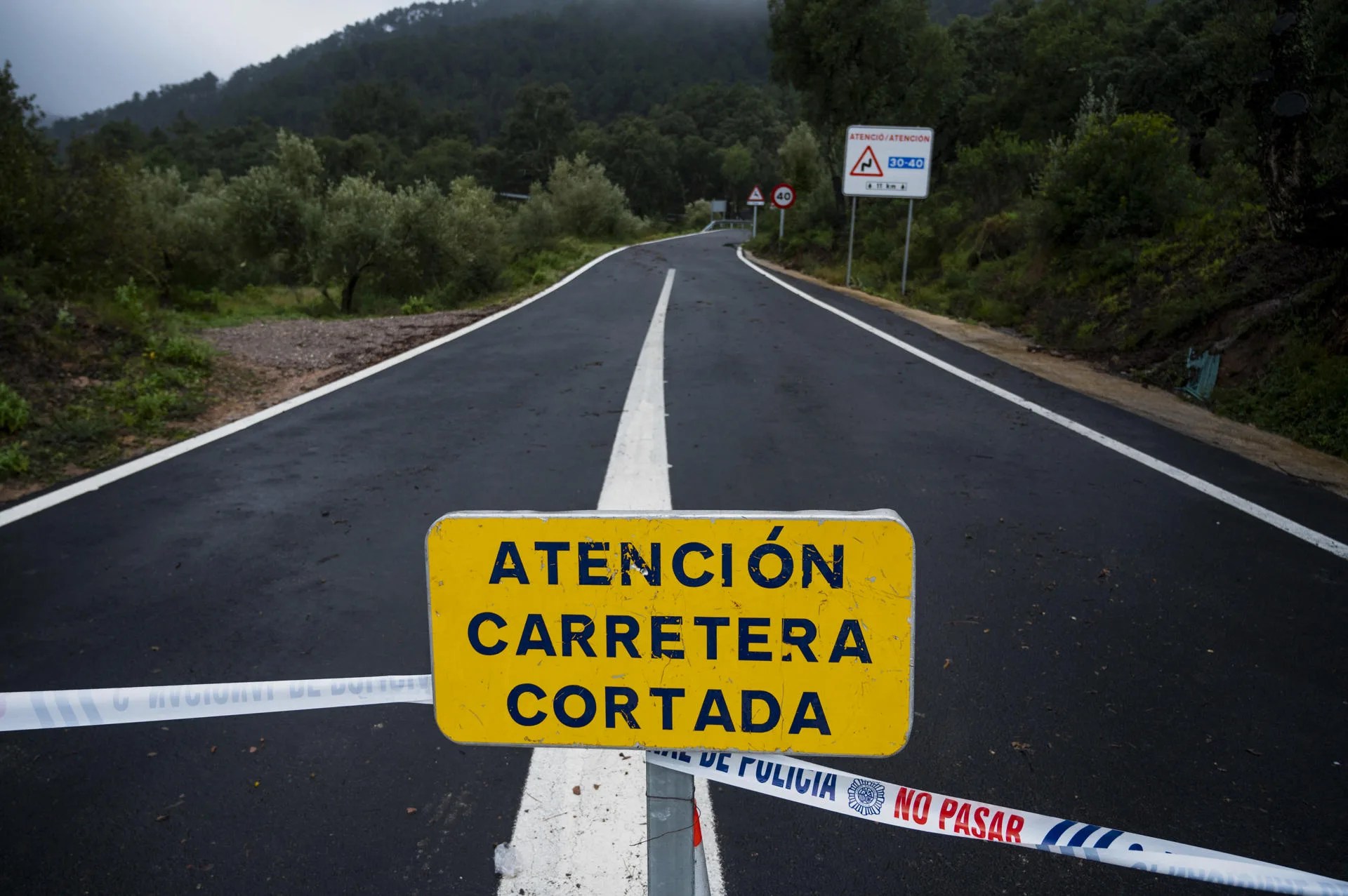 Vista general de la CV-200 entre Aín y Segorbe (Castellón) cortada al tráfico debido a temporal de lluvias. EFE/Andreu Esteban
