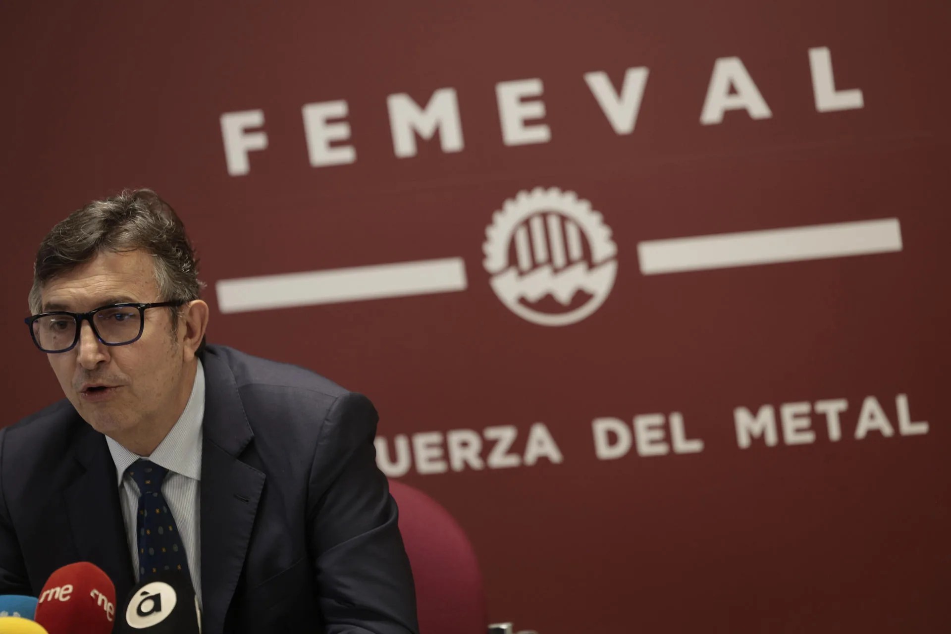 El presidente de la Federación Empresarial Metalúrgica Valenciana (Femeval), Vicente Lafuente, ofrece una rueda de prensa este viernes después de anunciar este pasado martes que recabará los avales necesarios para presentar su candidatura a la presidencia de la Confederación Empresarial de la Comunitat Valenciana (CEV) tras la renuncia de Salvador Navarro a optar a la reelección. EFE/Kai Forsterling
