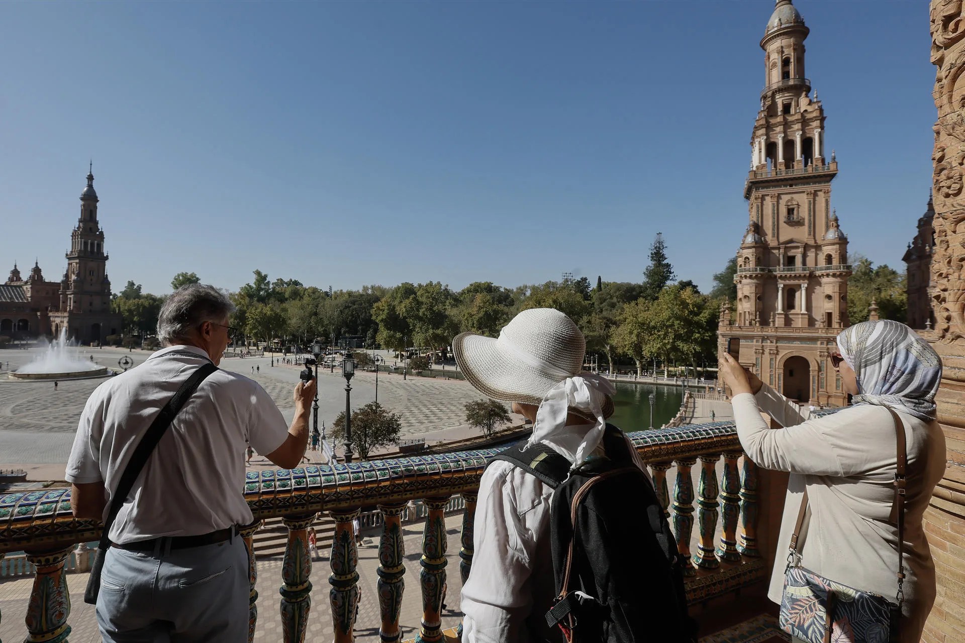 Unos turistas toman fotos en la plaza de España de Sevilla, este miércoles.EFE/José Manuel Vidal
