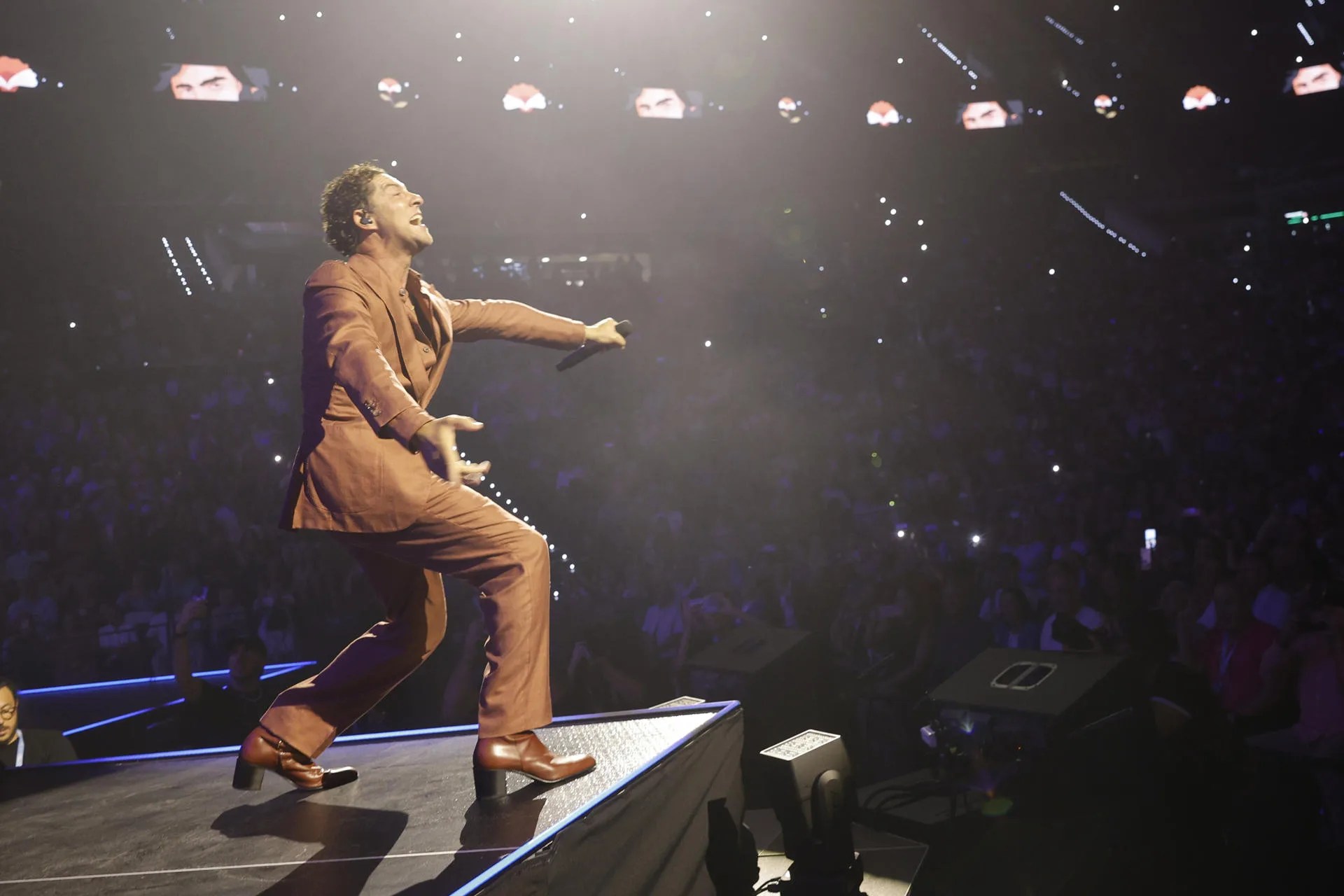 Un gran homenaje coral al legado musical de Nino Bravo inaugura el Roig  Arena de València - EFE
