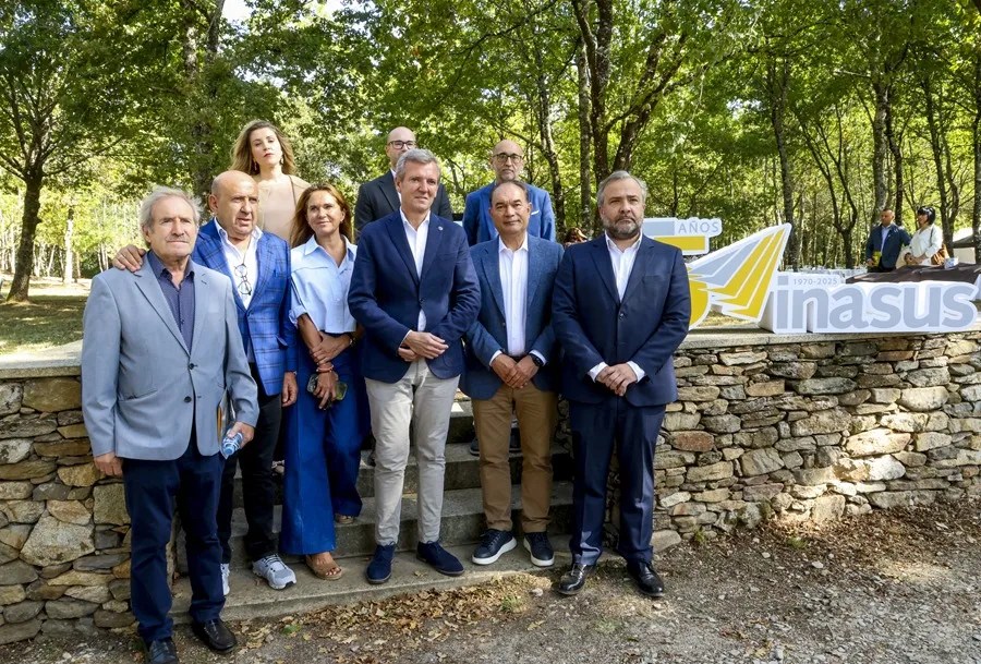El presidente de la Xunta de Galicia, Alfonso Rueda (c) posa con toda la familia Cuiña como Eladio Cuiña (1-i) y Ramón Cuiña (2-i) fundadores de la empresa Inasus