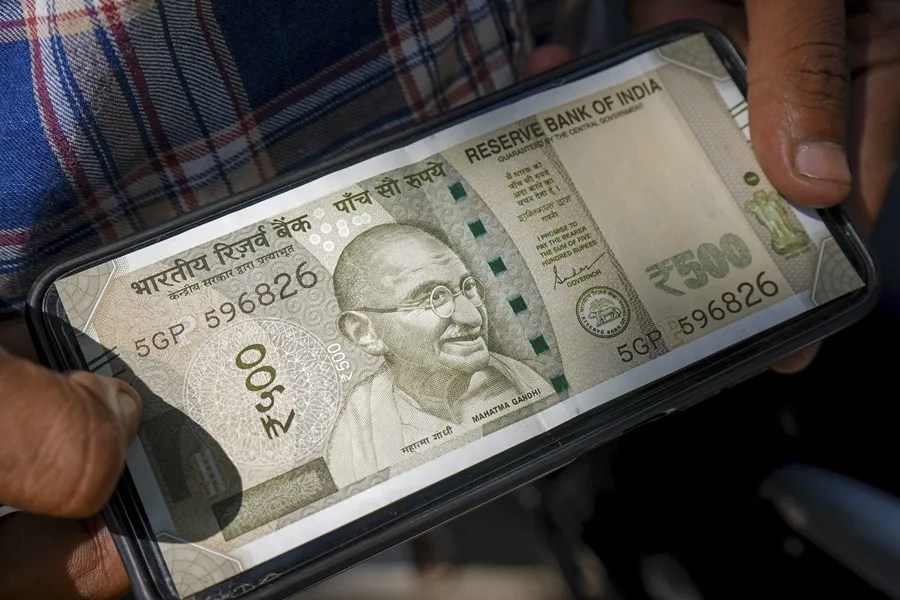 La rupia india (INR) se desplomó este martes