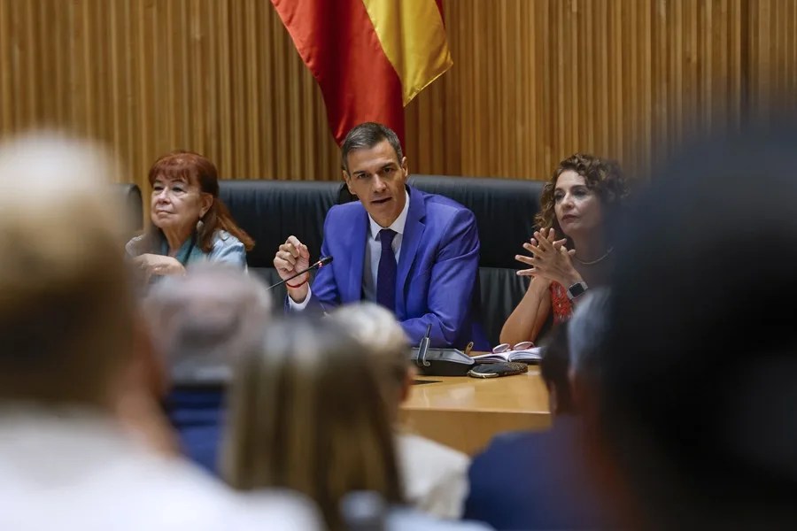 El presidente del Gobierno, Pedro Sánchez (c), este lunes en el Congreso.