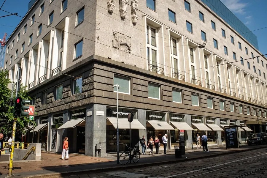 Vista exterior del Hotel Armani en la calle Manzoni de Milán.