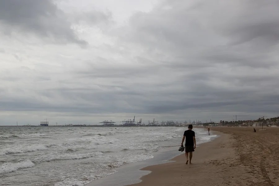 Una persona aguarda en la playa de la Patacona durante este martes