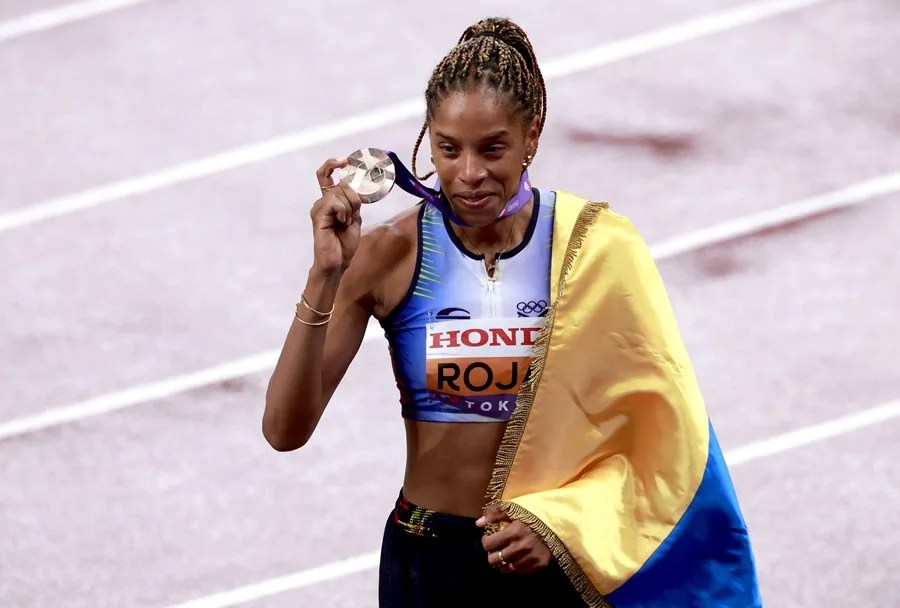 Yulimar Rojas de Venezuela posa con su medalla de bronce