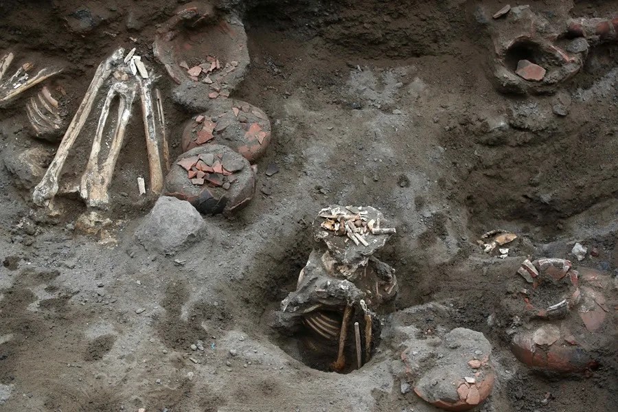 Descubren nuevas tumbas prehispánicas de hasta 2.000 años de antigüedad durante obras en la red de gas de Lima