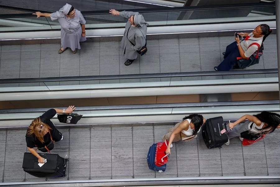 Varios turistas transitan por la terminal T4 del aeropuerto de Madrid Barajas