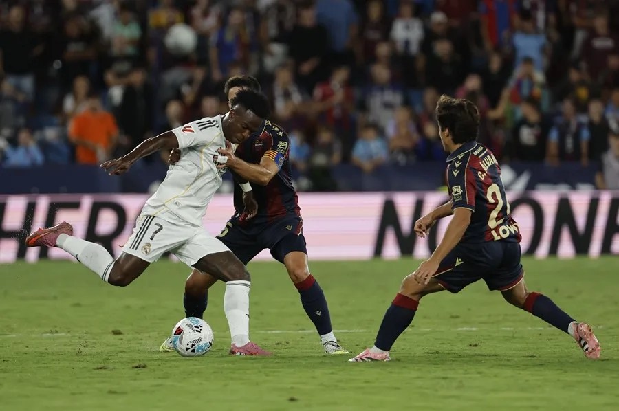 El delantero del Real Madrid Vinicius Jr. (i) lucha con Unai Elgezabal, del Levante