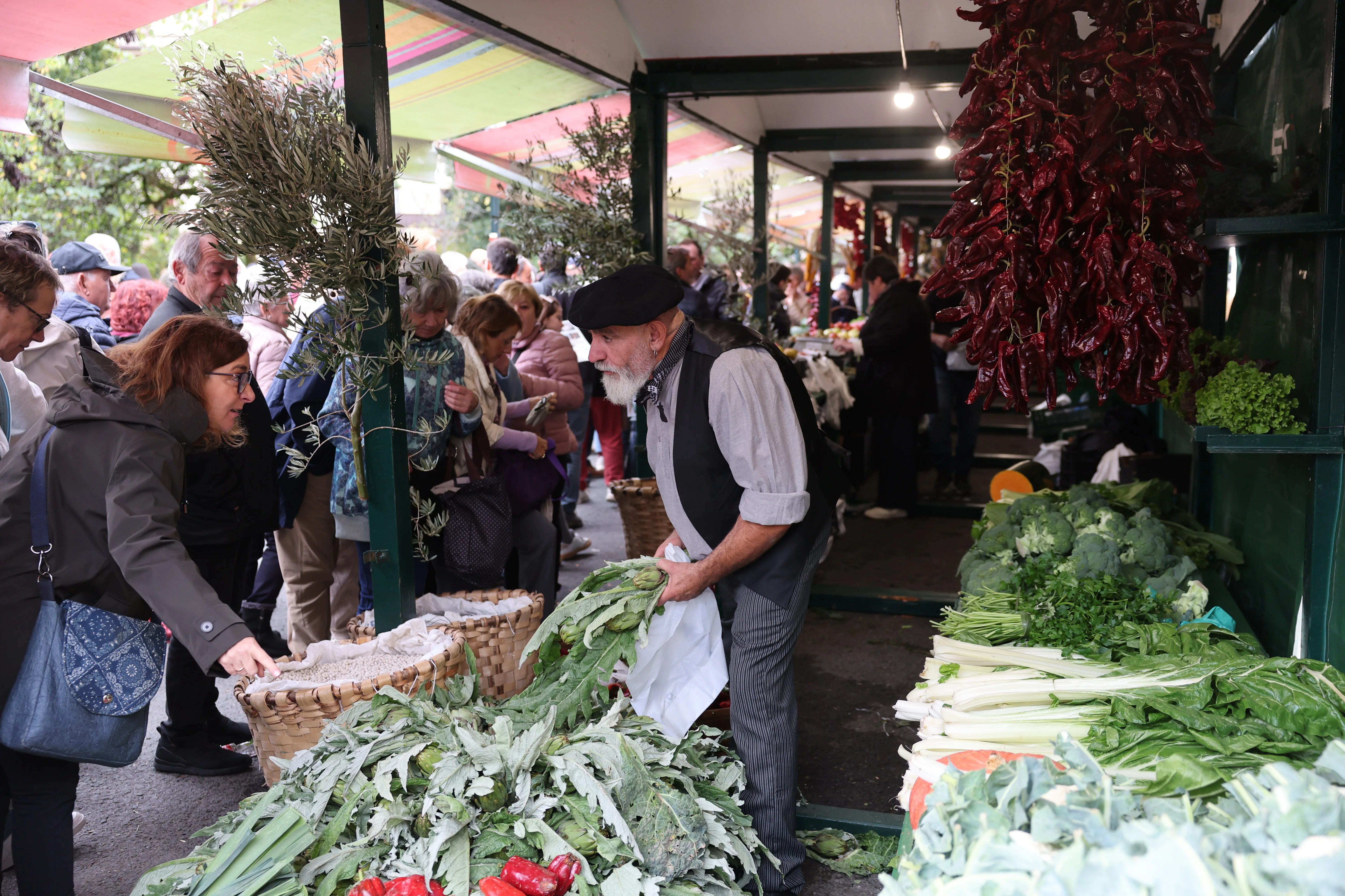 Uno de los puestos instalados en la Feria del Último Lunes de Gernika. EFE/ Luis Tejido