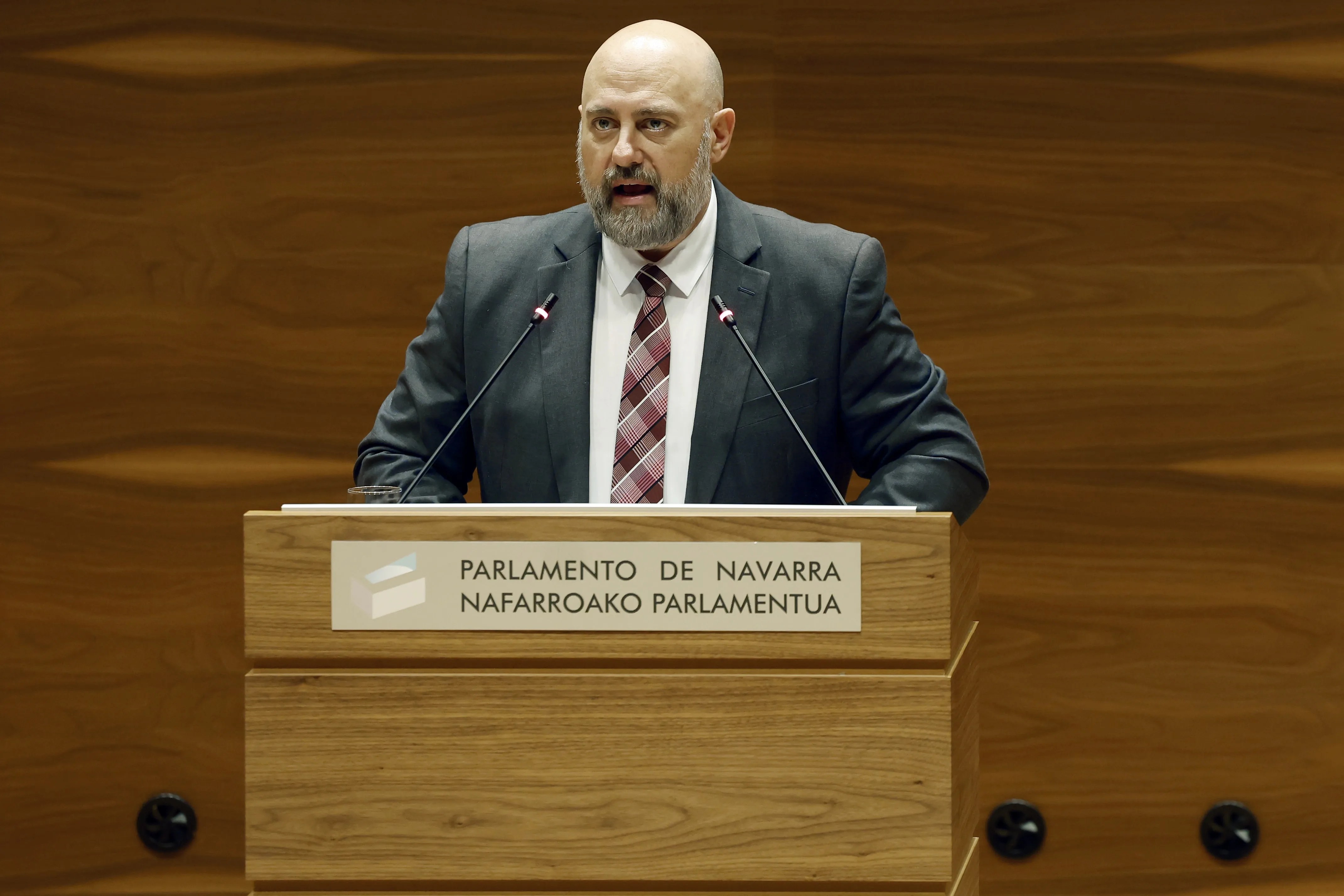 Imagen de la sesión plenaria del Parlamento de Navarra, que ha aprobado un impuesto foral a la banca