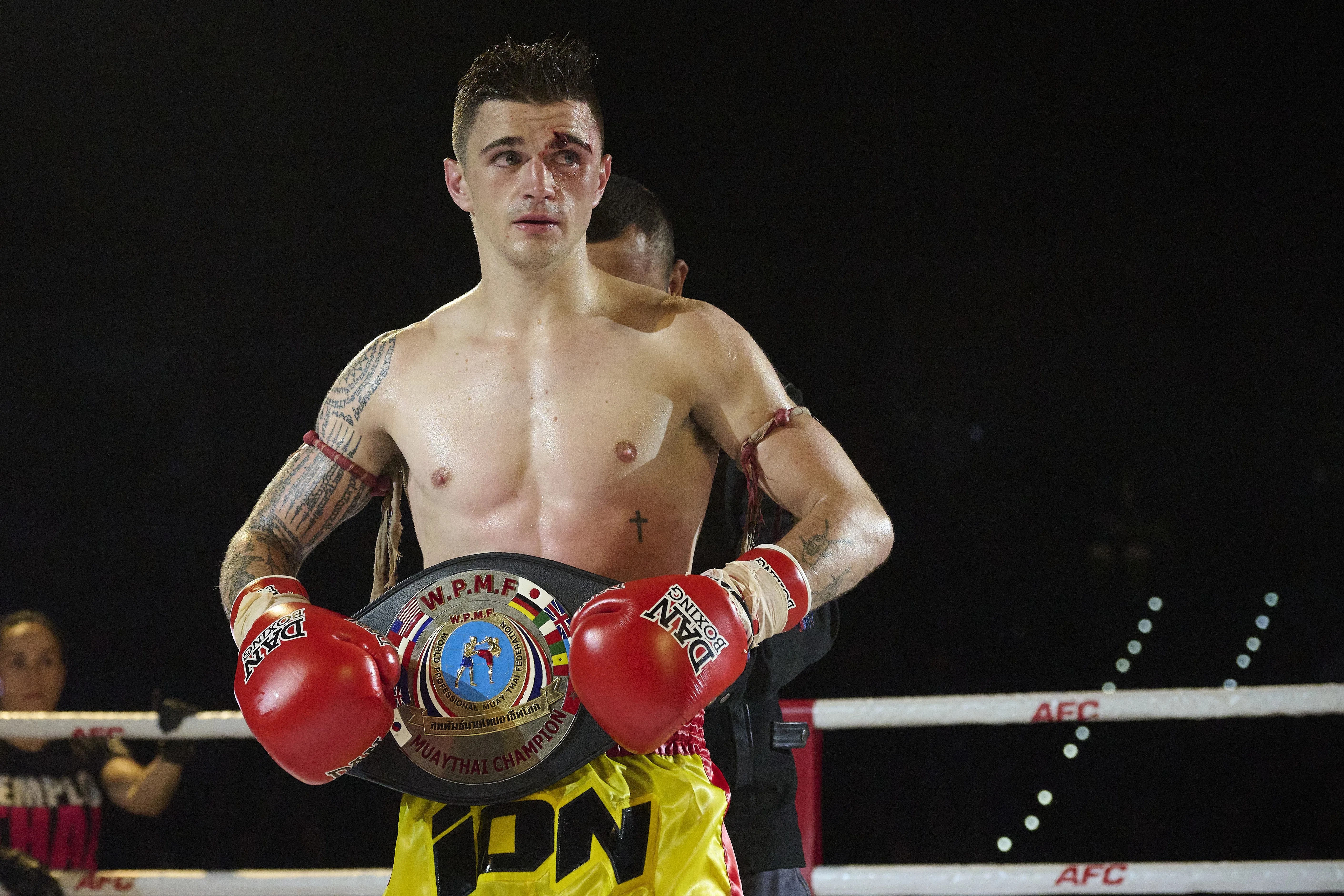 Imagen de Ion Fernández tras conseguir el campeonato mundial WPMF de Muay Thai