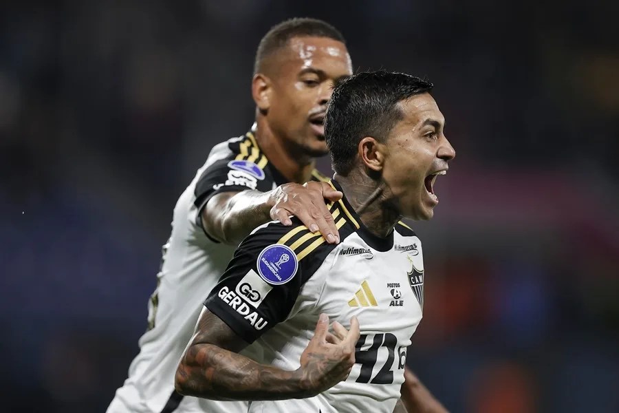 Eduardo Pereira Rodrigues de Atlético Mineiro celebra un gol este martes, en un partido de la Copa Sudamericana entre Independiente del Valle y Atlético Mineiro en el estadio Banco Guayaquil, en Quito (Ecuador). EFE/ José Jácome