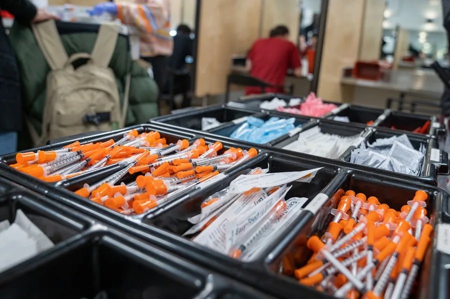 Fotografía de archivo de elementos para el consumo controlado de drogas en la sede de la organización OnPoint NYC, en Nueva York (EEUU). EFE/ Ángel Colmenares