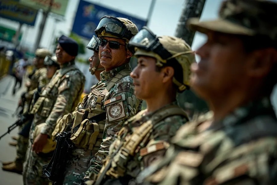 Fotografía de archivo de integrantes de las Fuerzas Armadas de Perú custodiando las calles en Lima (Perú). EFE/ John Reyes Mejia