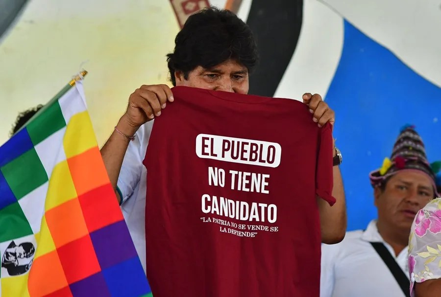 Fotografía de archivo del expresidente de Bolivia Evo Morales con una prenda, con frases afines a su partido Evo Pueblo, durante un encuentro con seguidores este viernes, en Lauca Eñe, Departamento de Cochabamba (Bolivia). EFE/Jorge Ábrego