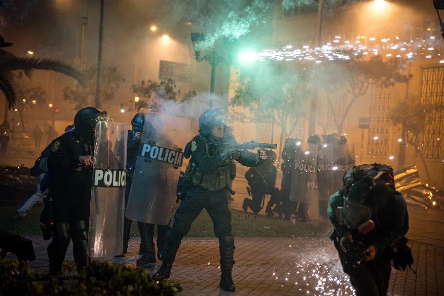 Fotografía de archivo de Integrantes de la policía en enfrentamientos con manifestantes durante una protesta en Lima (Perú). EFE/ John Reyes Mejia