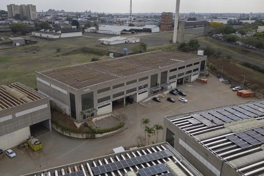 Fotografía aérea que muestra la fábrica de biotecnología británica Oxitec este miércoles, en Campinas (Brasil). EFE/ Isaac Fontana