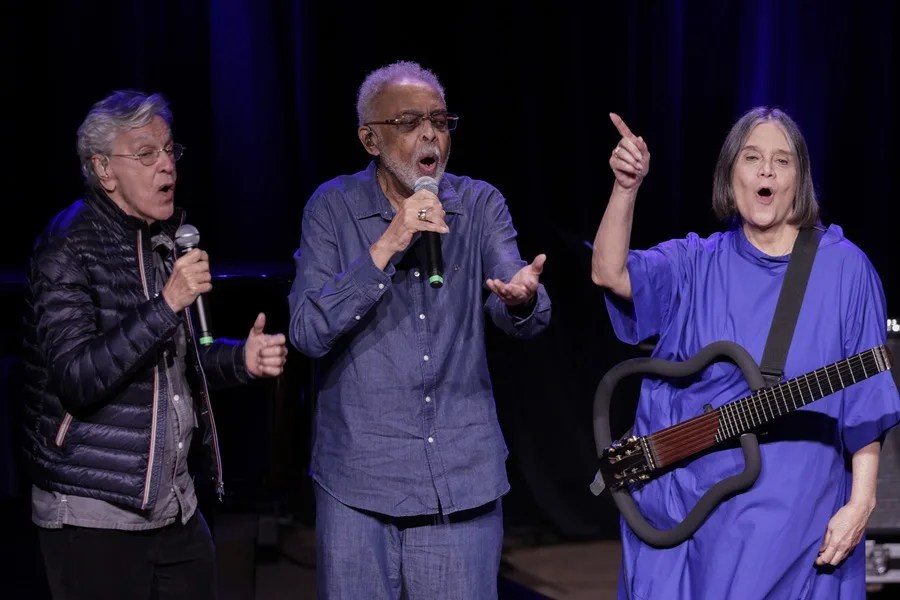 Los cantantes brasileños Caetano Veloso (i), Gilberto Gil (c) y Joyce participan en un homenaje a Tenório Jr este miércoles, en el teatro del Banco Nacional de Desarrollo Económico y Social (BNDES), en Río de Janeiro (Brasil). EFE/ André Coelho
