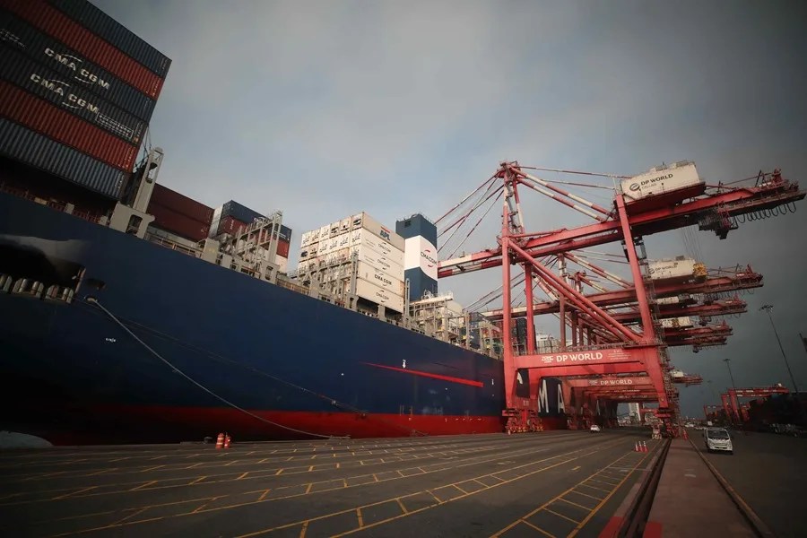 Fotografía de archivo del buque CMA Alexander Von Humboldt hoy, a su llegada al puerto de Callao (Perú). EFE/ Paolo Aguilar