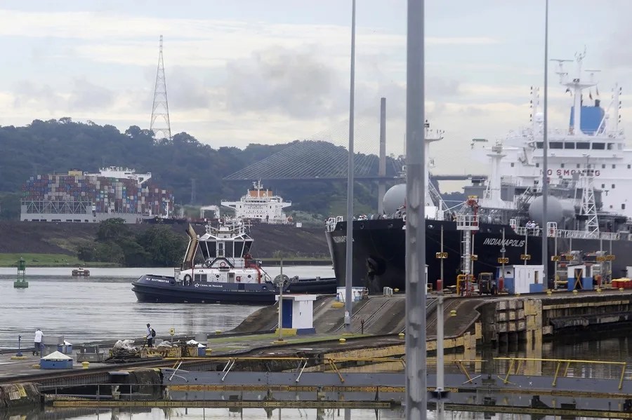 Fotografía de archivo de un buque navegando por las esclusas de Miraflores, en Ciudad de Panamá (Panamá). EFE/ Carlos Lemos