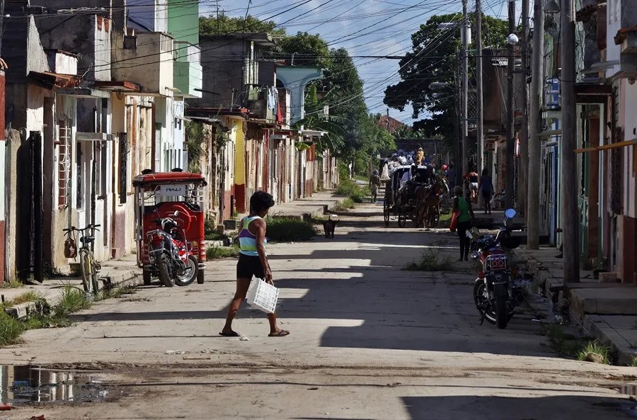 Personas caminan por una calle este jueves en el poblado de Cárdenas (Cuba). EFE/ Ernesto Mastrascusa