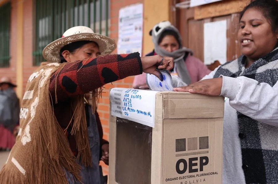 Las mesas electorales comienzan a cerrar luego de ocho horas de votación en Bolivia