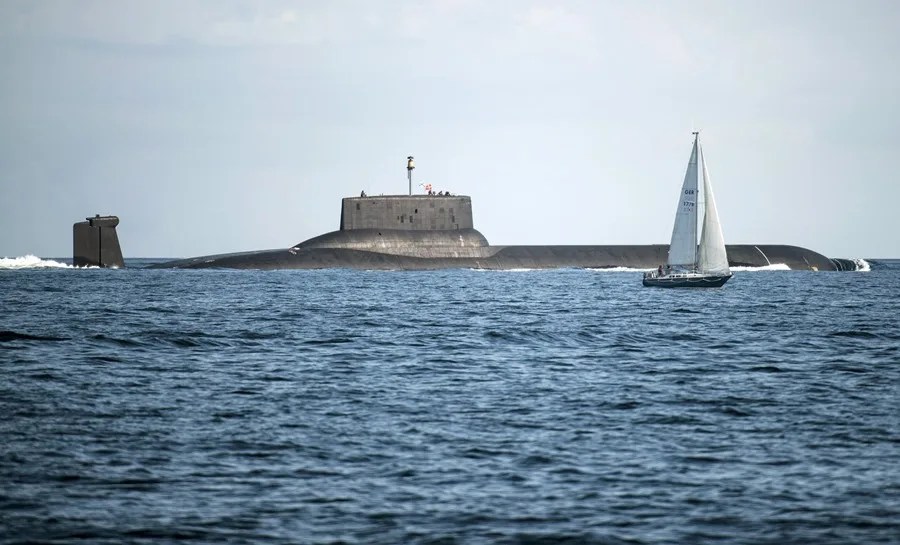 Fotografía de archivo de una pequeña embarcación cerca al submarino nuclear ruso 'Dmitrij Donskoj' en aguas danesas durante su recorrido hasta San Petersburgo, en Korsør (Dinamarca). EFE/Sarah Christine Noergfaard