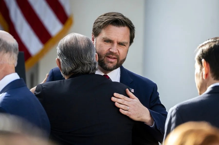 Vance resta importancia a un chat de republicanos en el que se profesó amor a Hitler