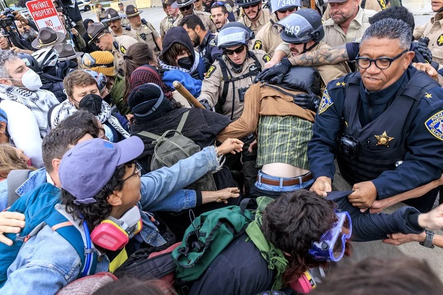 Sacerdote alerta a inmigrantes sobre redada de ICE y evita su detención